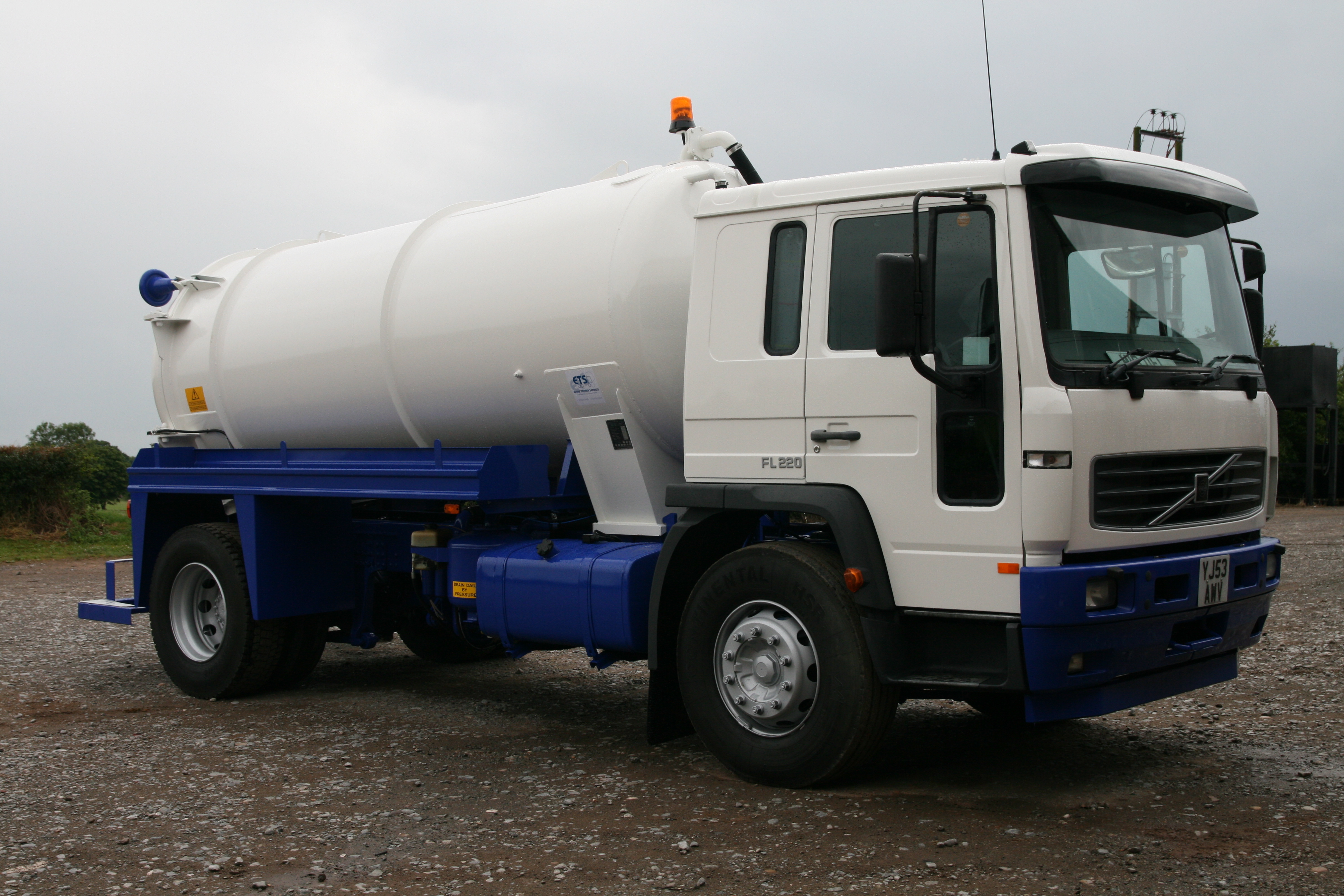 whale volvo 2003 ,2000 gallon vacuum tanker